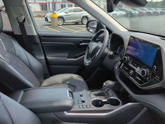 Certified 2025 Toyota Highlander XLE AWD/4WD image 10