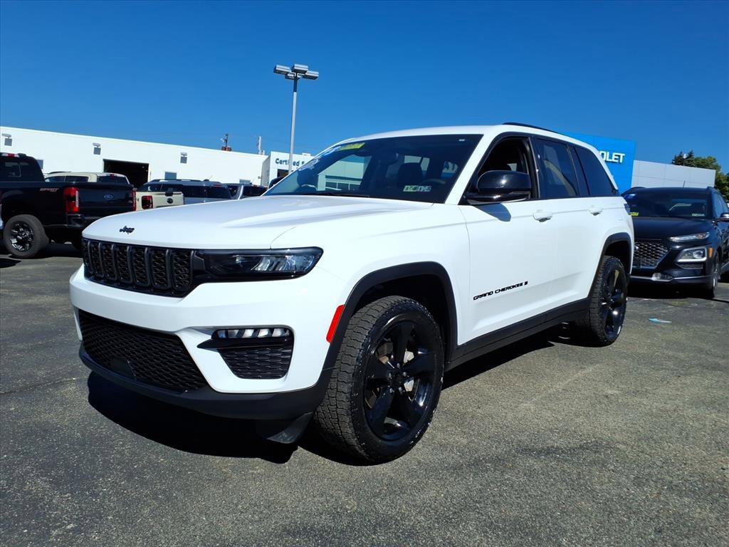Used 2023 Jeep Grand Cherokee Limited w/ Black Appearance Package image 1