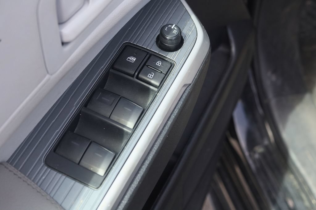 Used 2025 Toyota Sienna LE FWD image 19