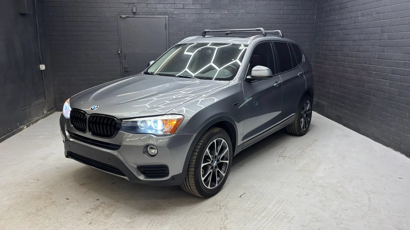 Used 2017 BMW X3 xDrive28i AWD/4WD image 2