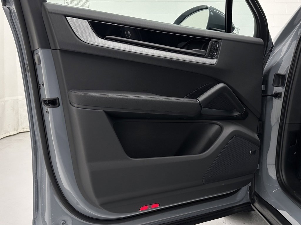 Used 2025 Porsche Cayenne E-Hybrid image 23