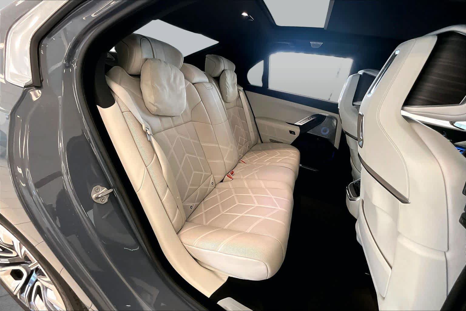 Used 2024 BMW i7 xDrive60 w/ Executive Package AWD/4WD image 19