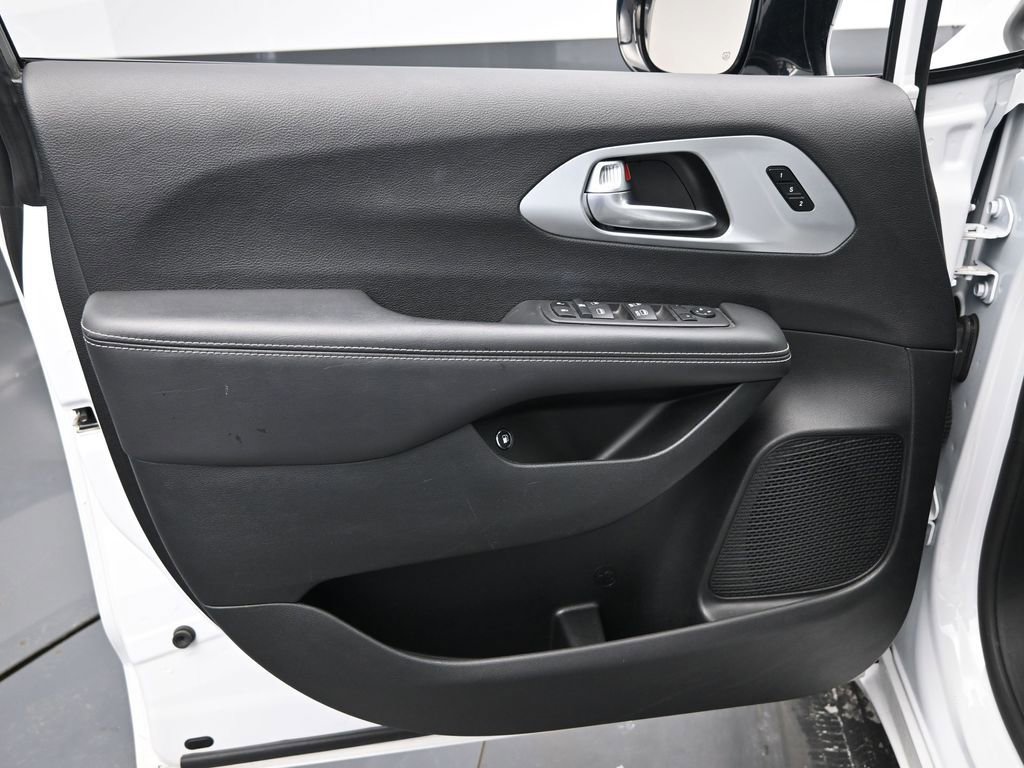 Used 2024 Chrysler Pacifica Select image 26