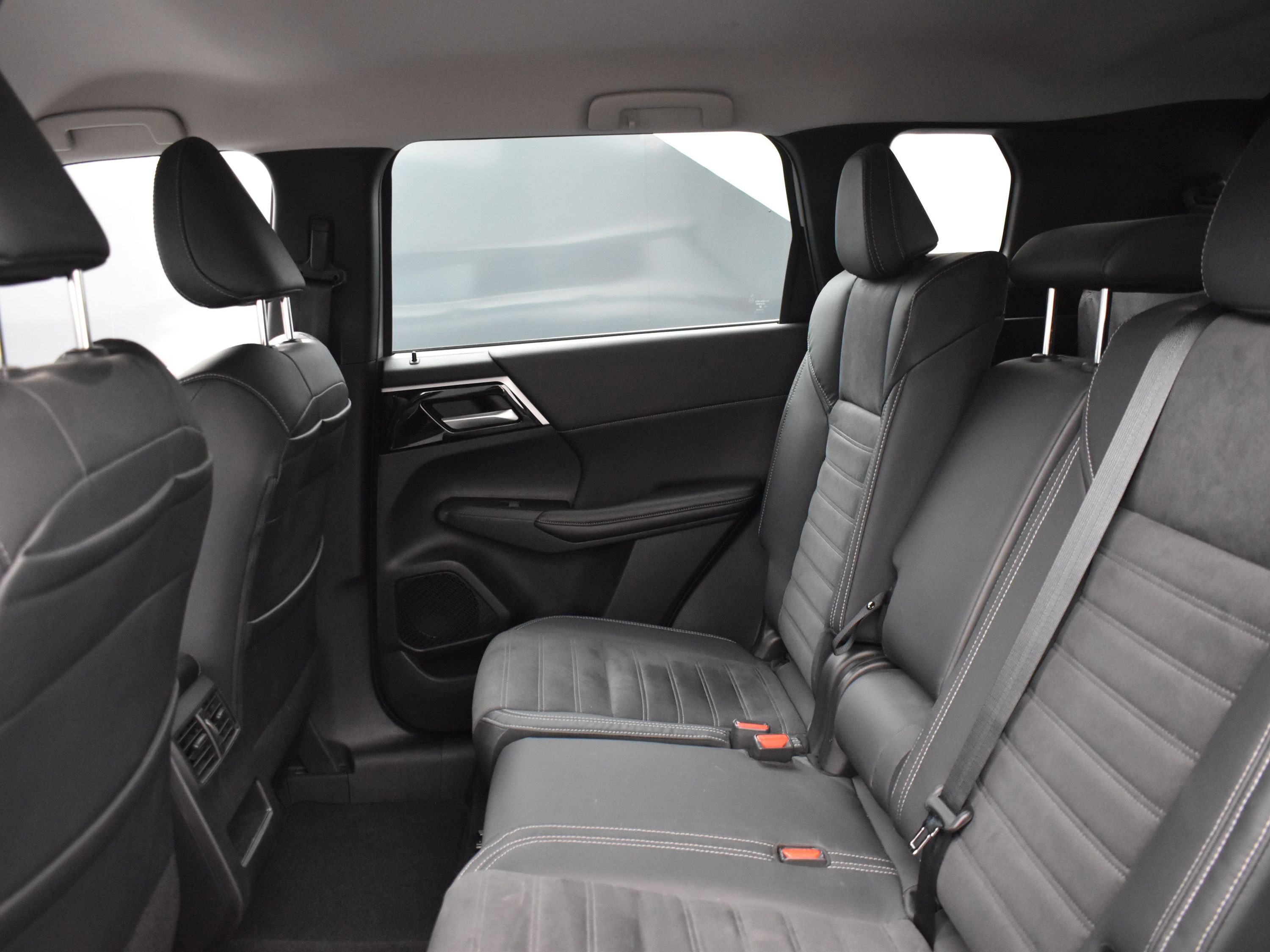 Used 2023 Mitsubishi Outlander SE image 8