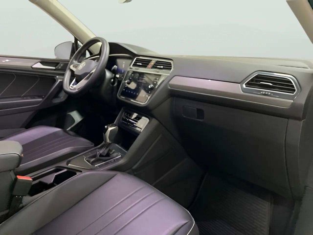 Used 2023 Volkswagen Tiguan SE w/ Panoramic Sunroof Package FWD image 26
