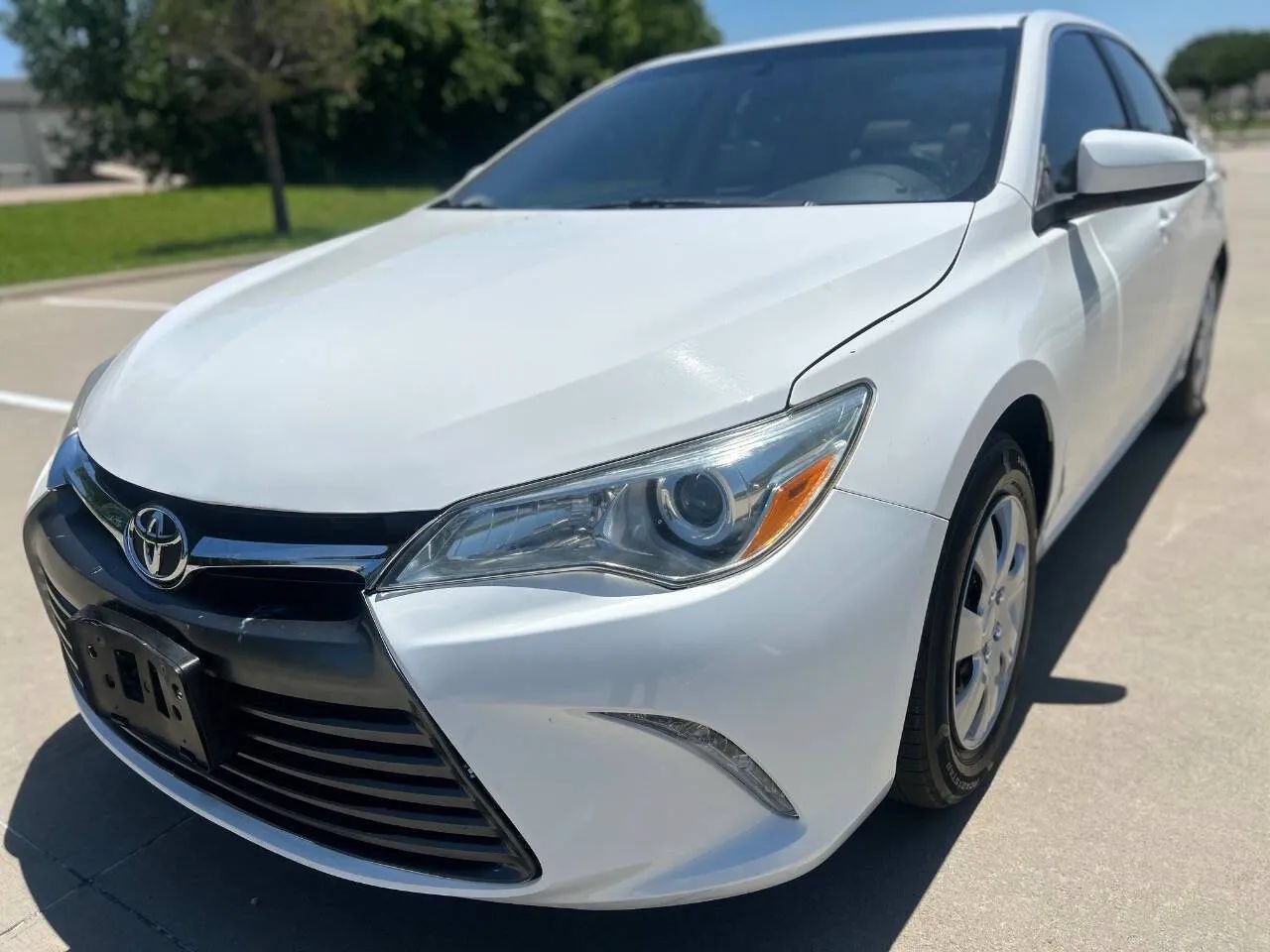 Used 2016 Toyota Camry LE FWD image 2