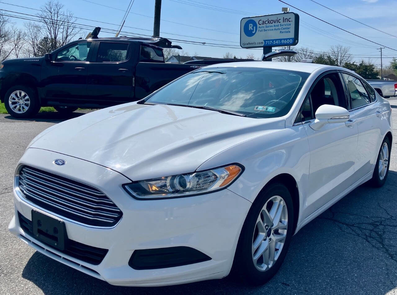 Used 2016 Ford Fusion SE image 2