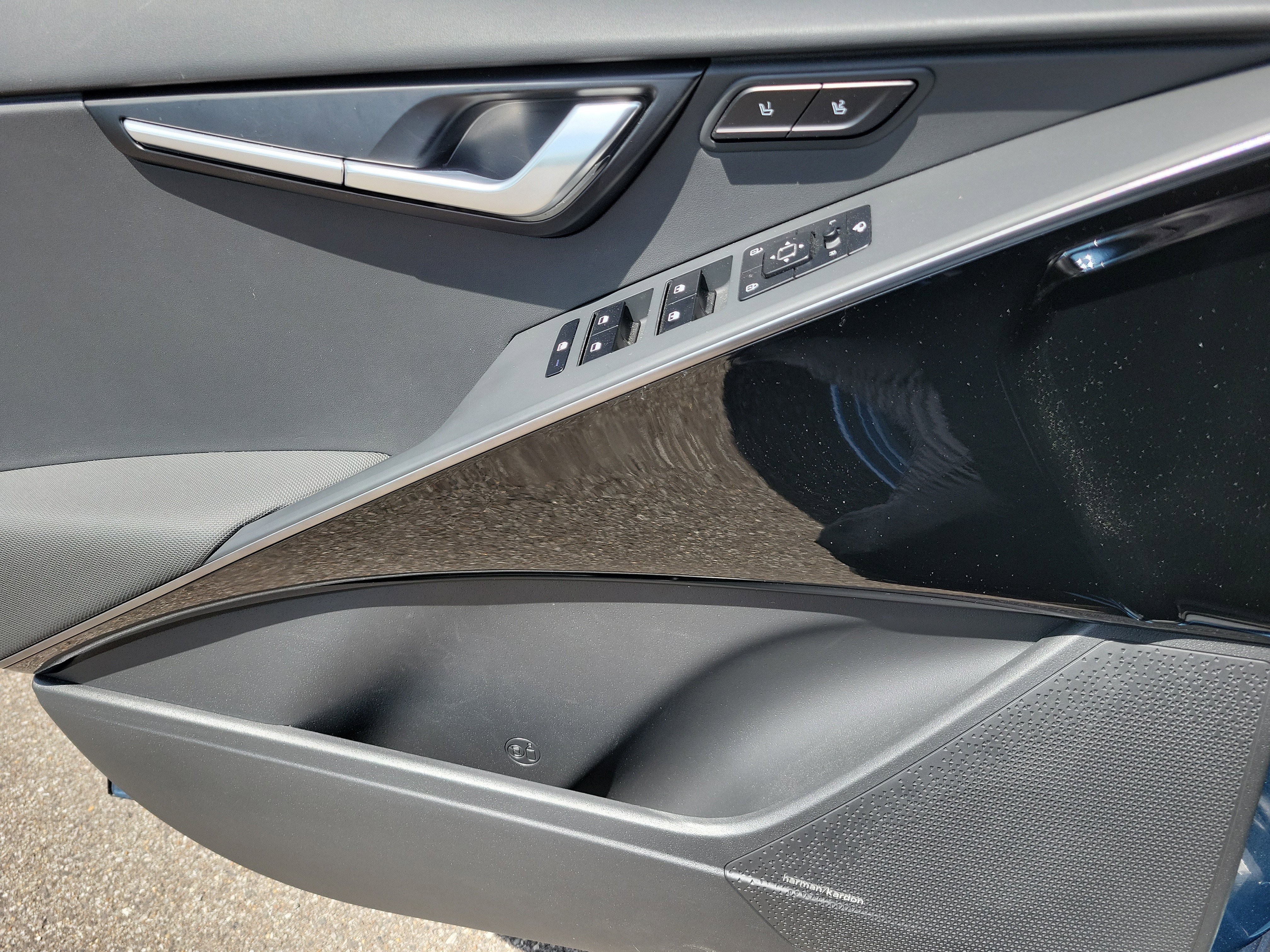 Used 2024 Kia Niro SX Touring image 17