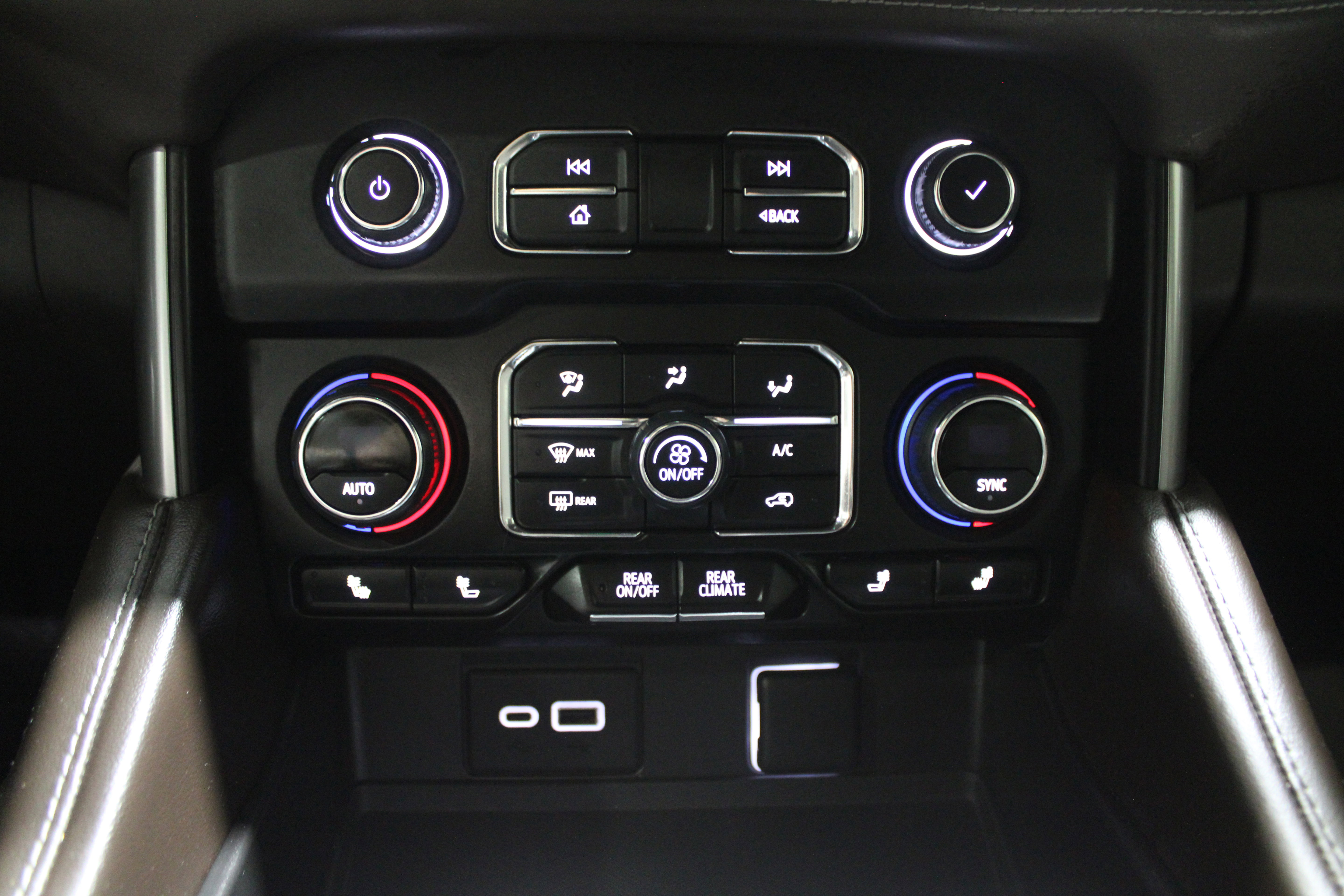 Used 2024 Chevrolet Suburban Z71 w/ Luxury Package image 21