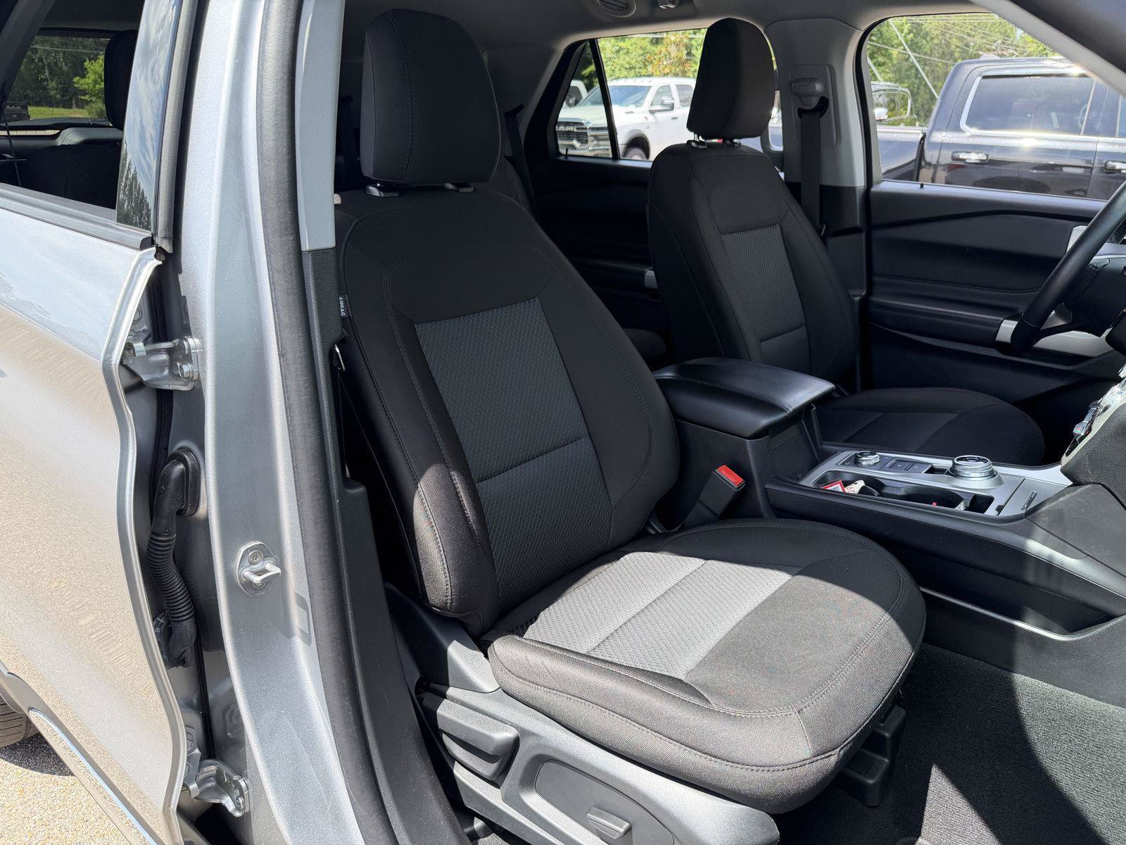 Used 2023 Ford Explorer XLT AWD/4WD image 21