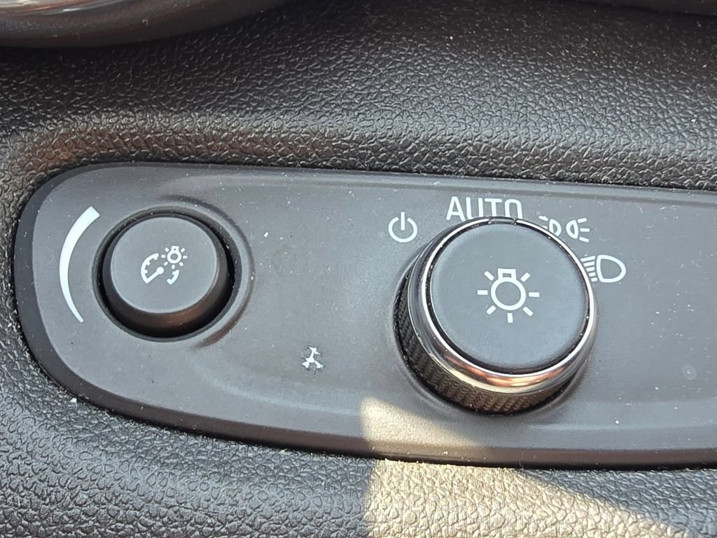 Used 2025 Chevrolet Trax LT FWD image 25
