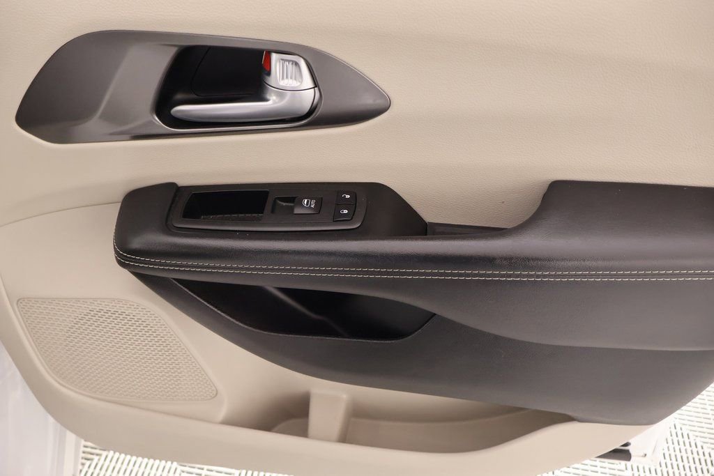 Used 2024 Chrysler Pacifica Touring-L FWD image 15