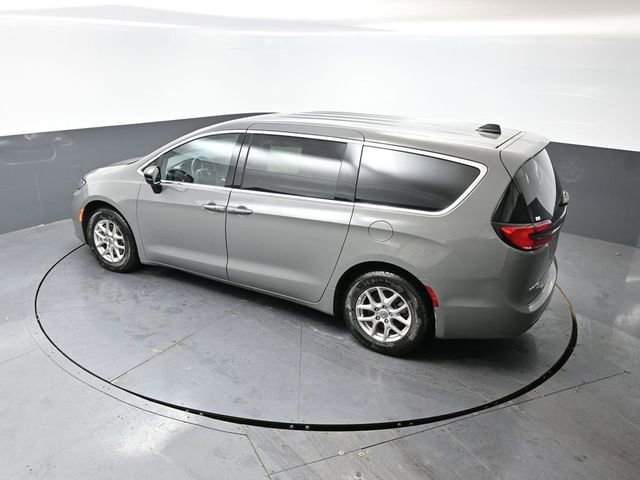 Used 2025 Chrysler Pacifica Select image 43