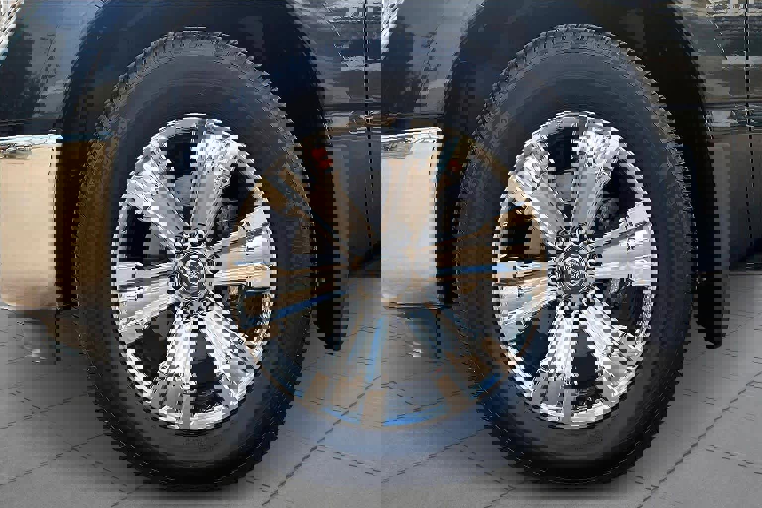 Used 2017 Nissan Titan SV image 9