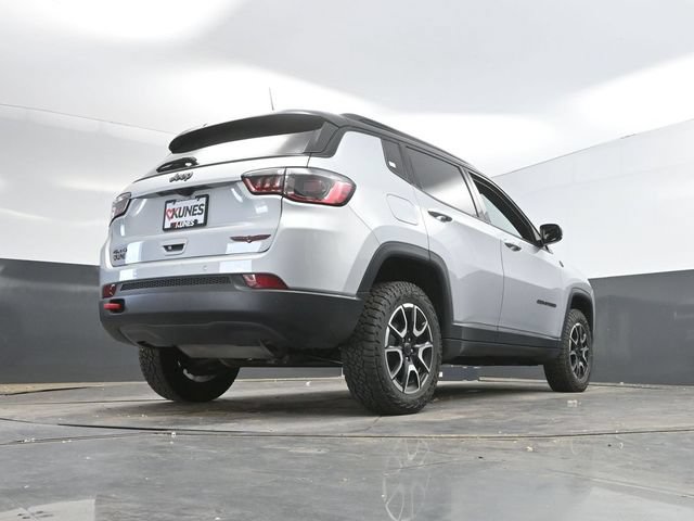 Used 2025 Jeep Compass Trailhawk AWD/4WD image 45