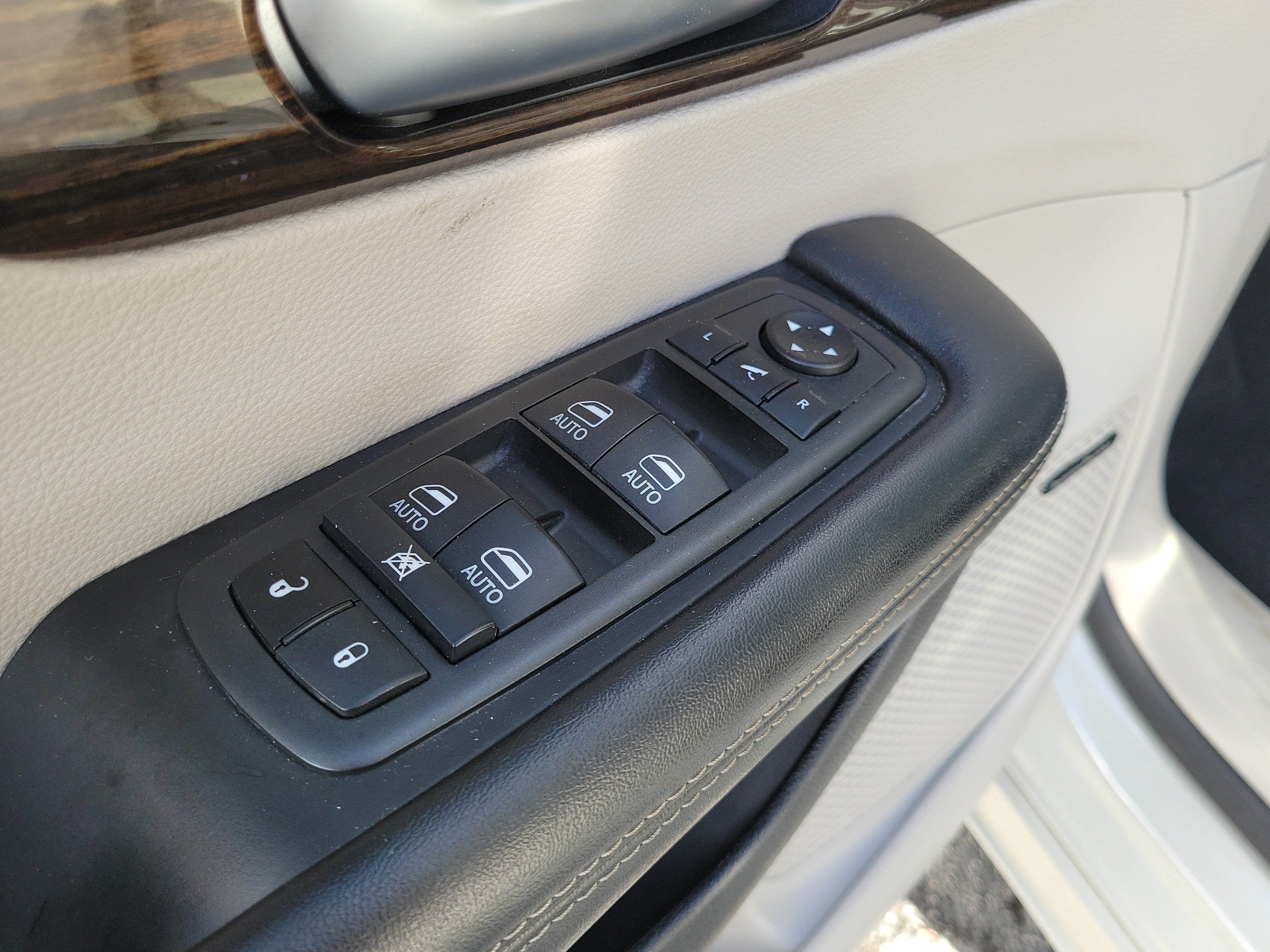 Used 2021 Chrysler Pacifica Limited w/ Uconnect Theater Family Group AWD/4WD image 18