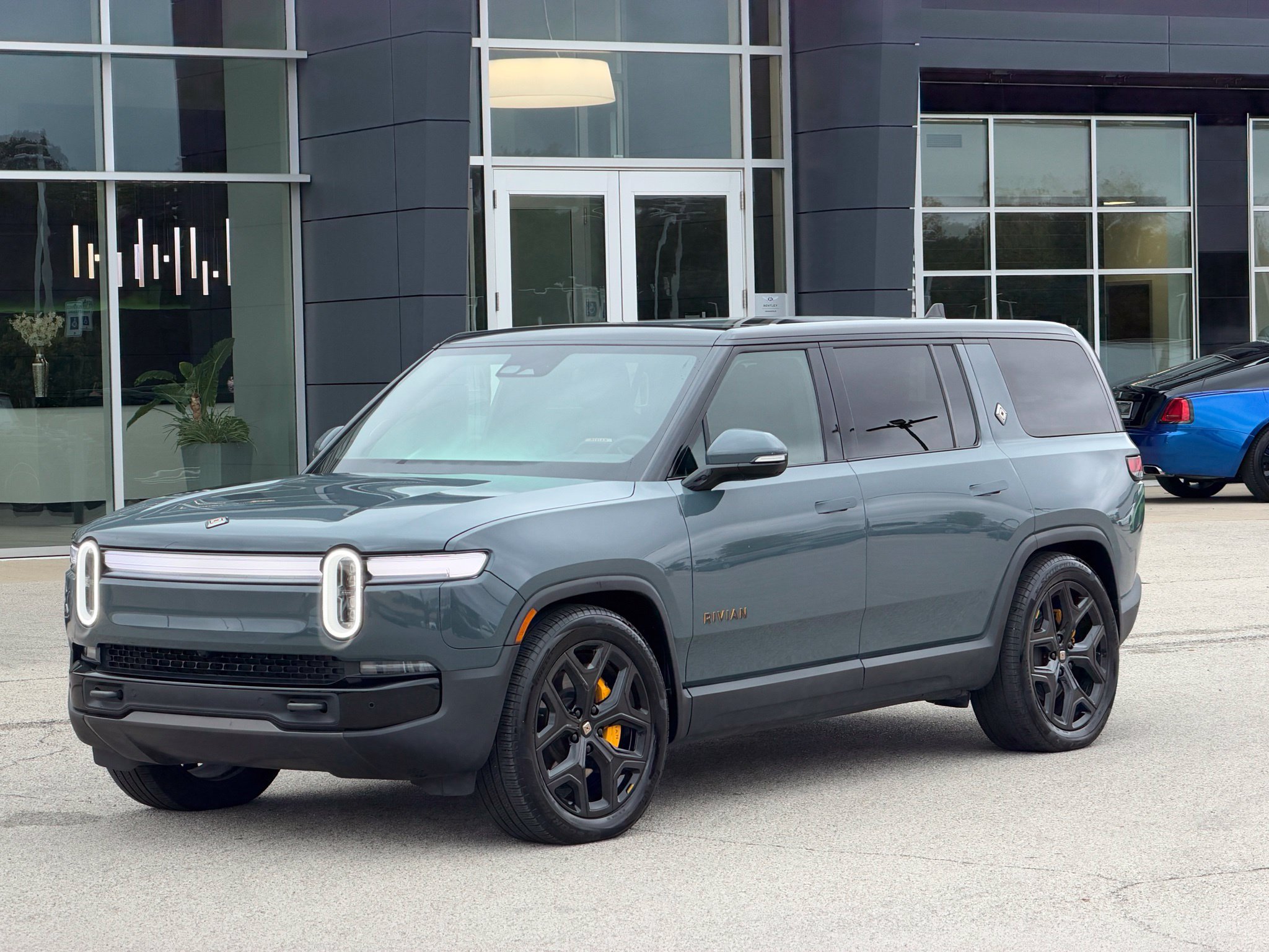 Used 2025 Rivian R1S Premium Dual
