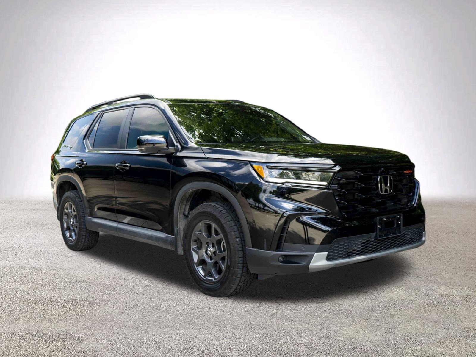 Used 2025 Honda Pilot TrailSport image 2