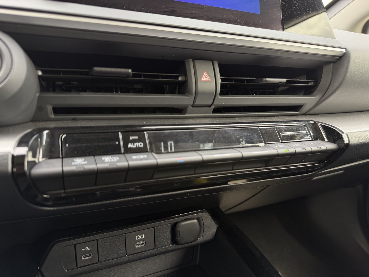 Used 2025 Toyota Prius LE FWD image 19
