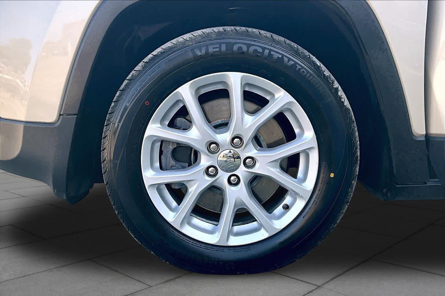 Used 2015 Jeep Cherokee Sport w/ Sport Appearance Group FWD image 11