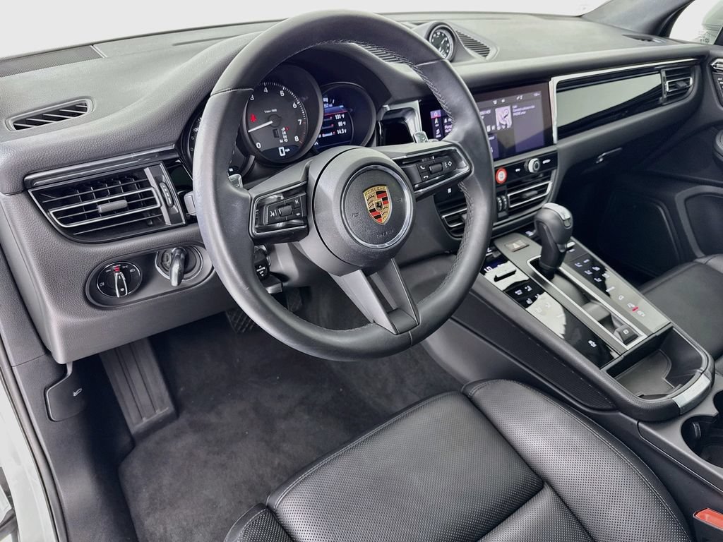 Used 2025 Porsche Macan AWD/4WD image 4