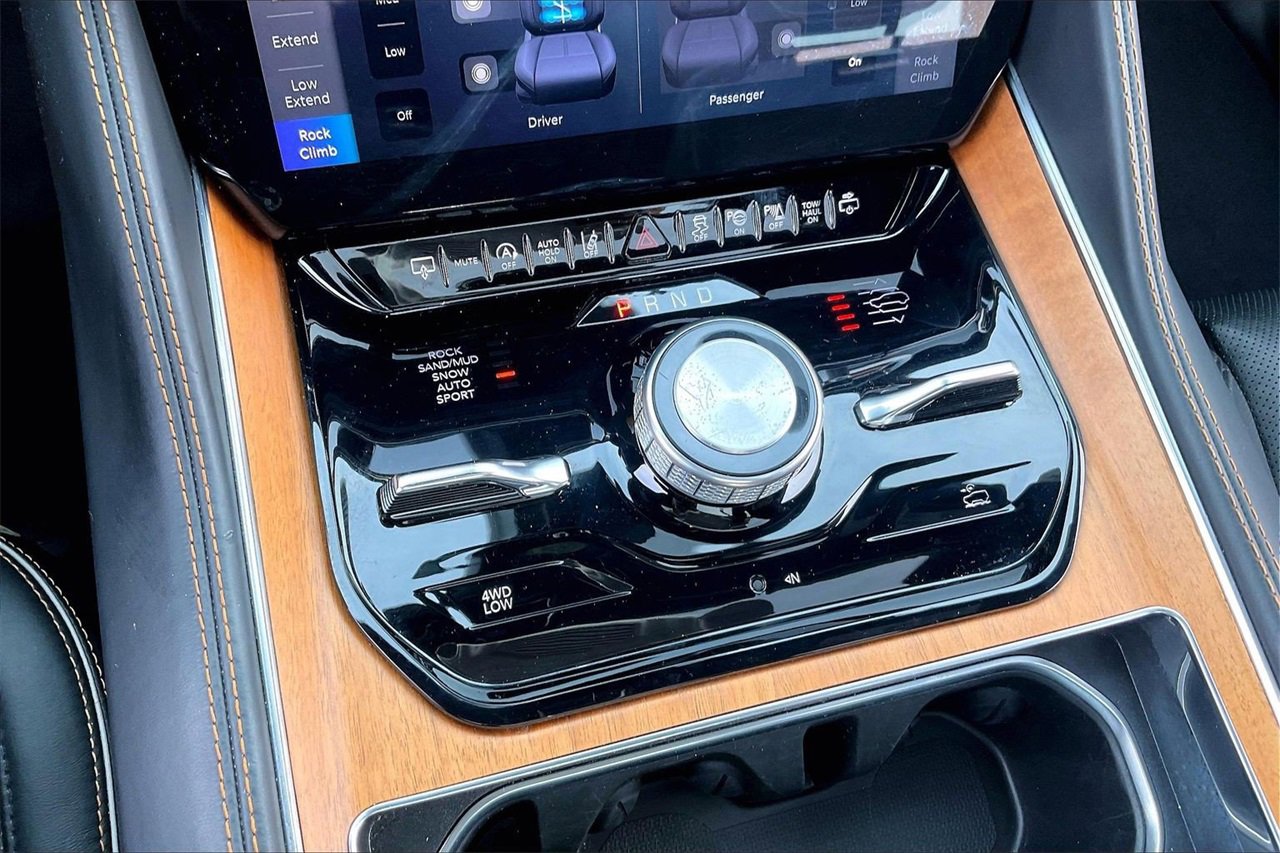 Used 2024 Jeep Grand Wagoneer Series III w/ HD Trailer Tow Package image 34