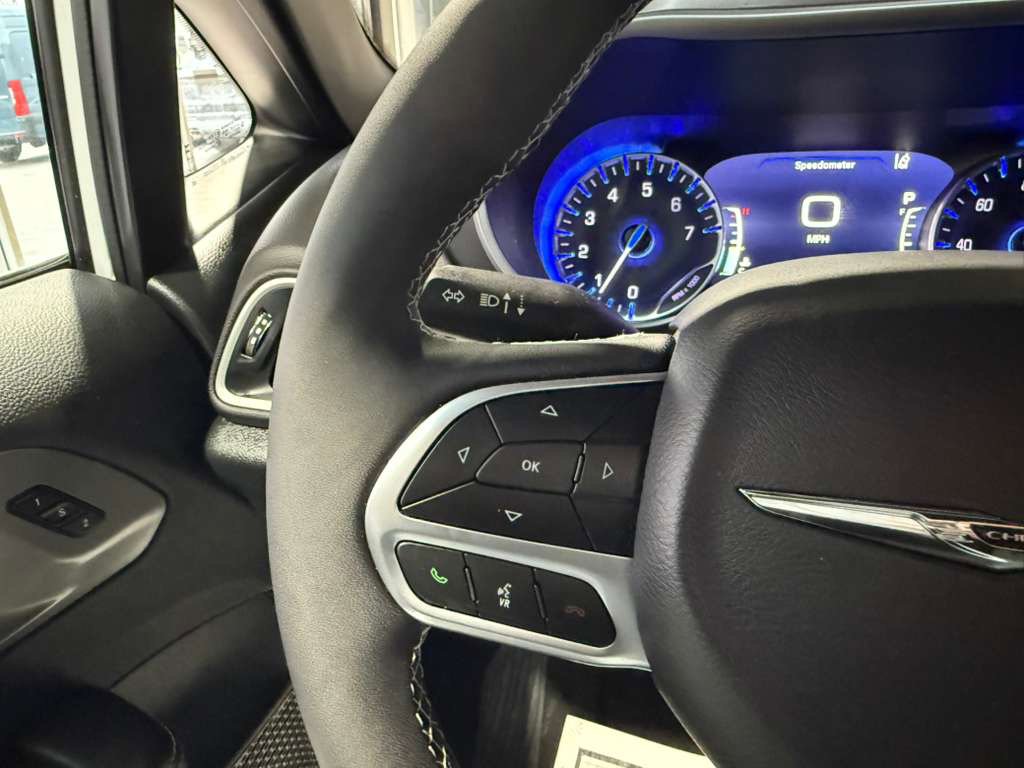 Used 2025 Chrysler Pacifica Select image 13