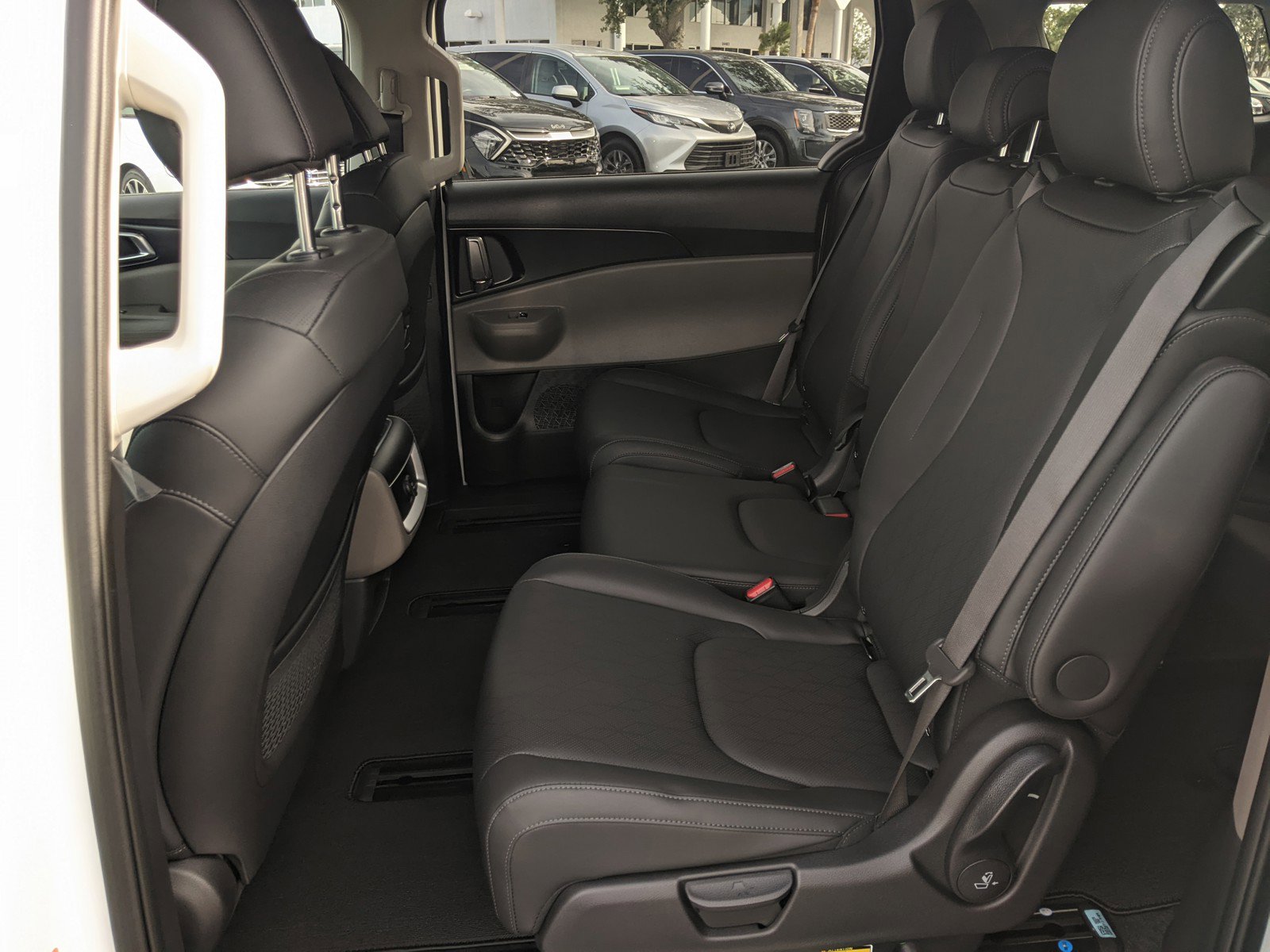 Used 2025 Kia Carnival image 11