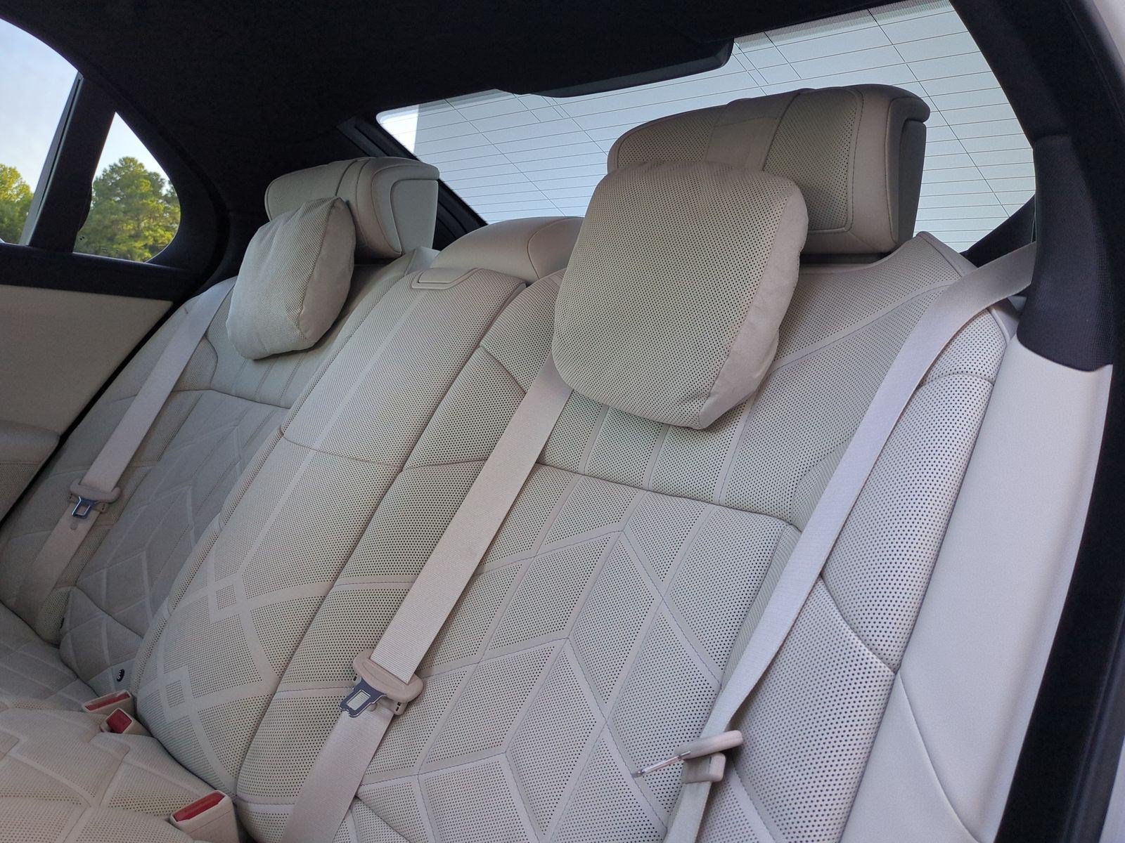 Certified 2024 BMW i7 eDrive50 w/ M Sport Package RWD image 32