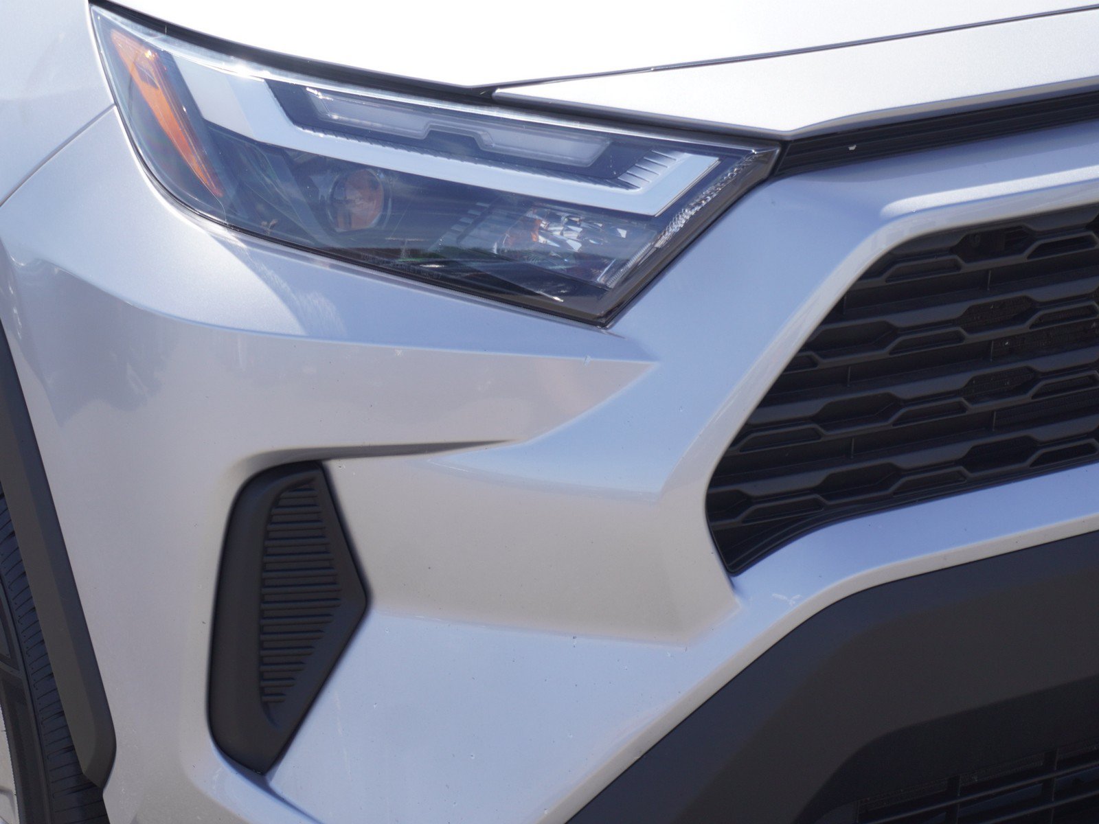 Used 2022 Toyota RAV4 XLE w/ Convenience Package FWD image 3