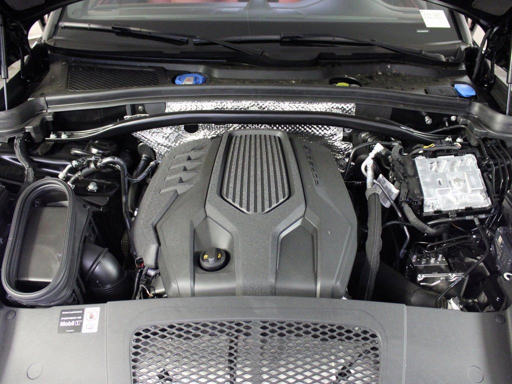 Certified 2025 Porsche Macan image 39