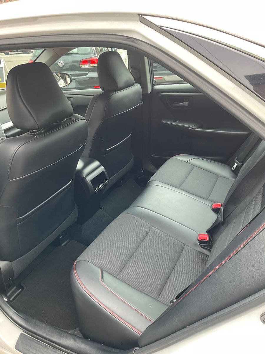 Used 2016 Toyota Camry SE w/ Moonroof Package FWD image 4