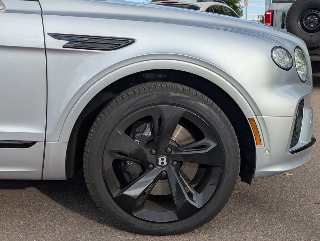 Used 2023 Bentley Bentayga Extended Wheelbase AWD/4WD image 9