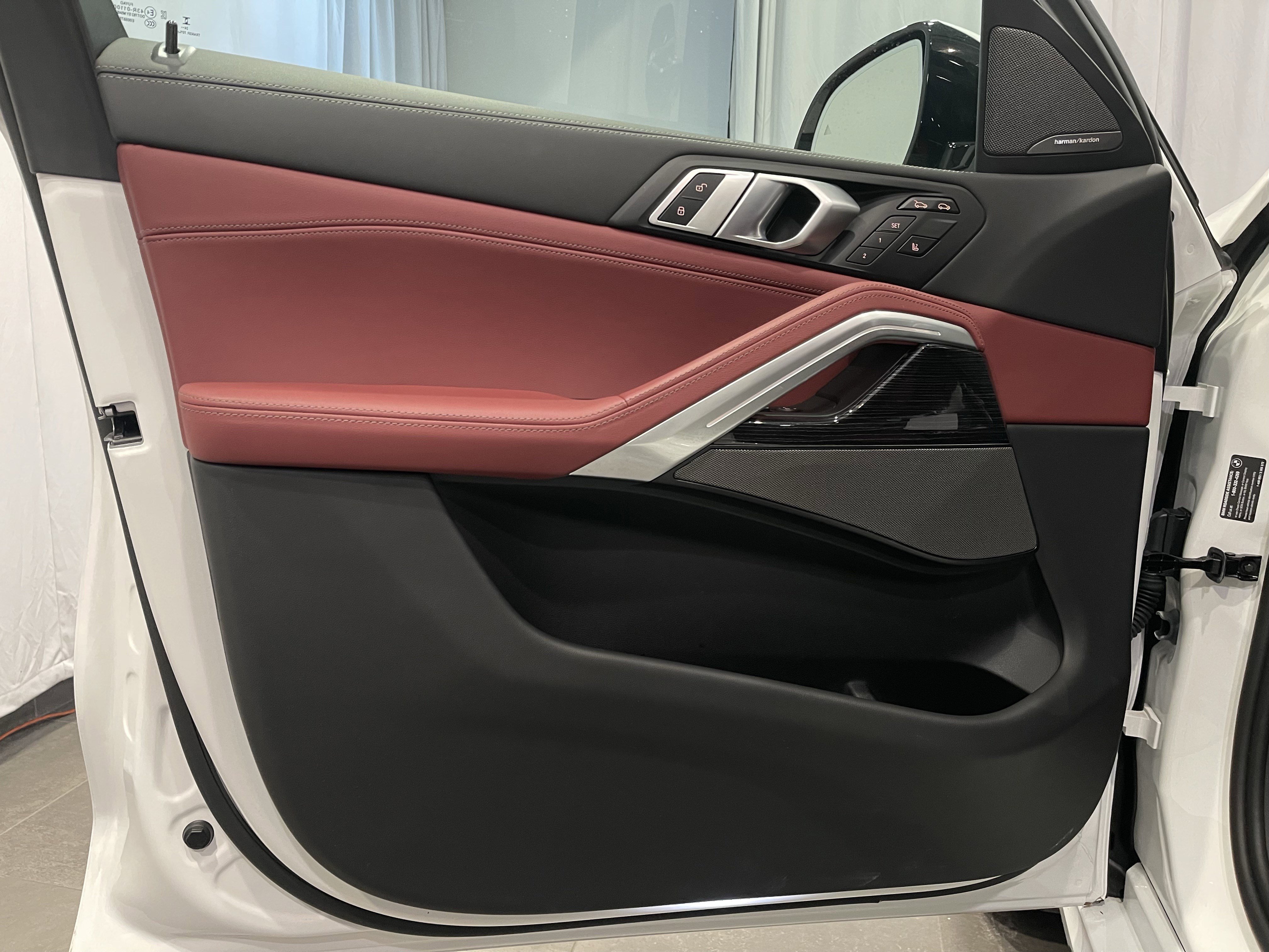 Used 2025 BMW X6 xDrive40i w/ Climate Comfort Package image 13