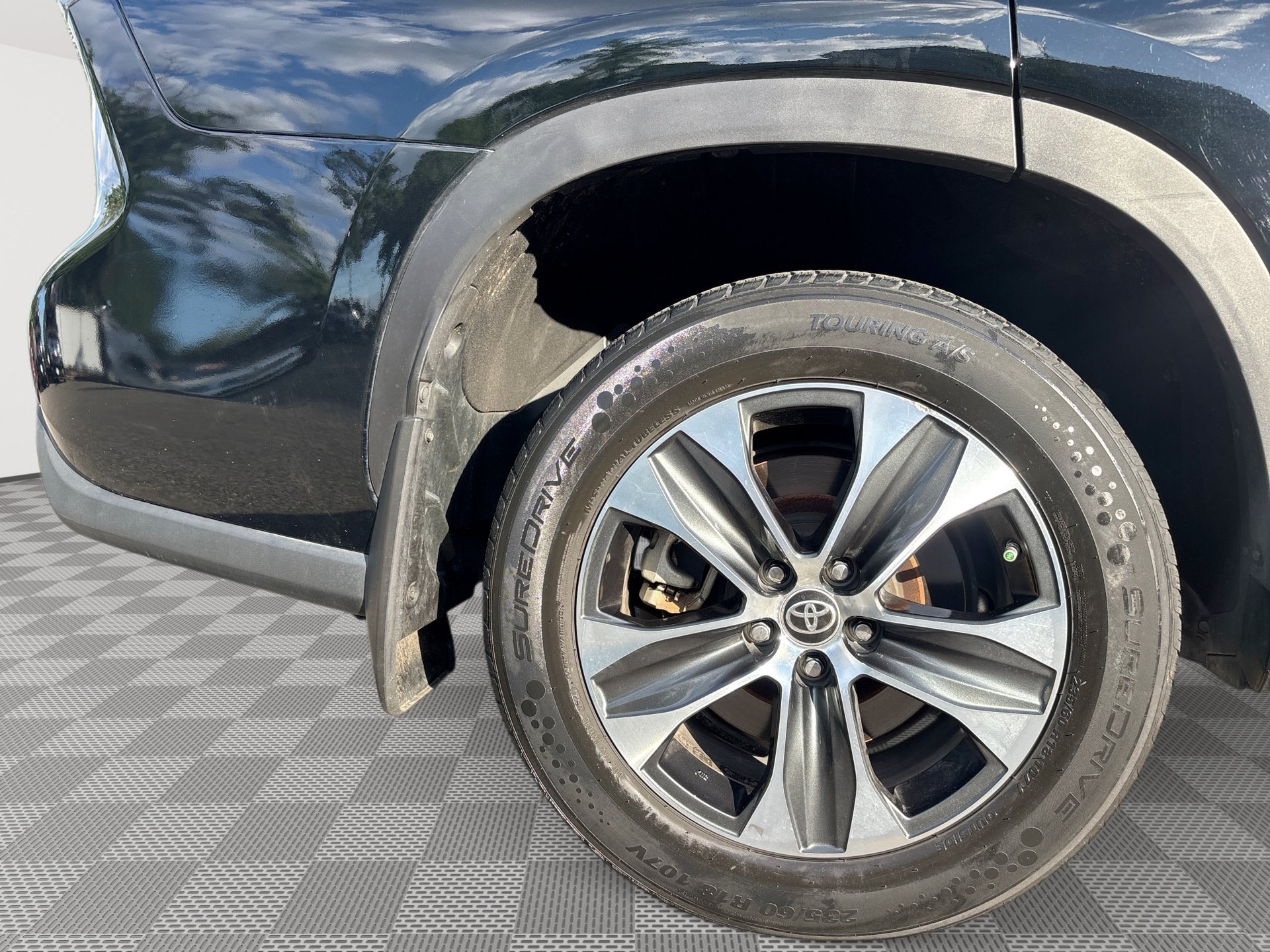Used 2021 Toyota Highlander XLE AWD/4WD image 30