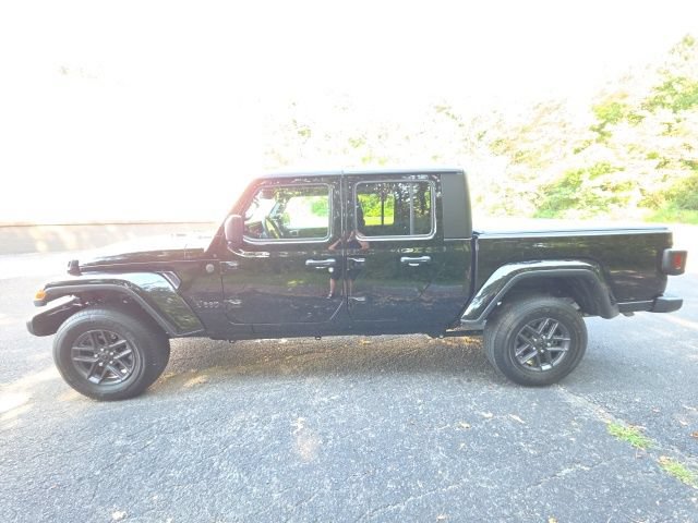 Used 2025 Jeep Gladiator Sport AWD/4WD image 11