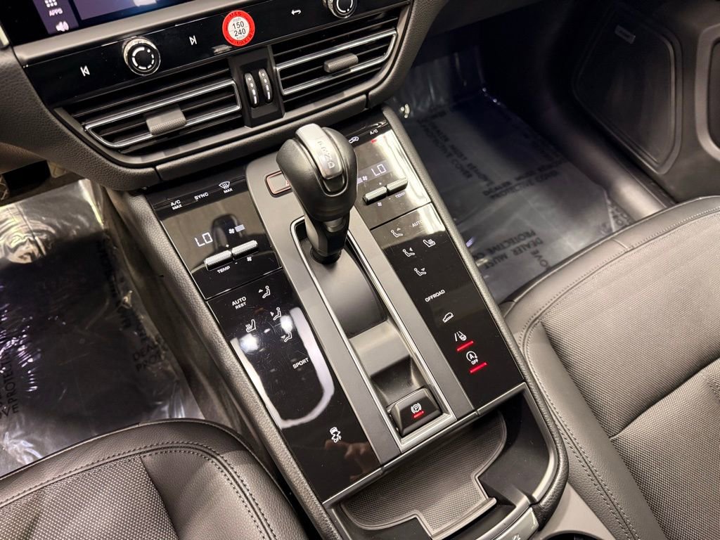 Used 2022 Porsche Macan w/ Premium Package image 18