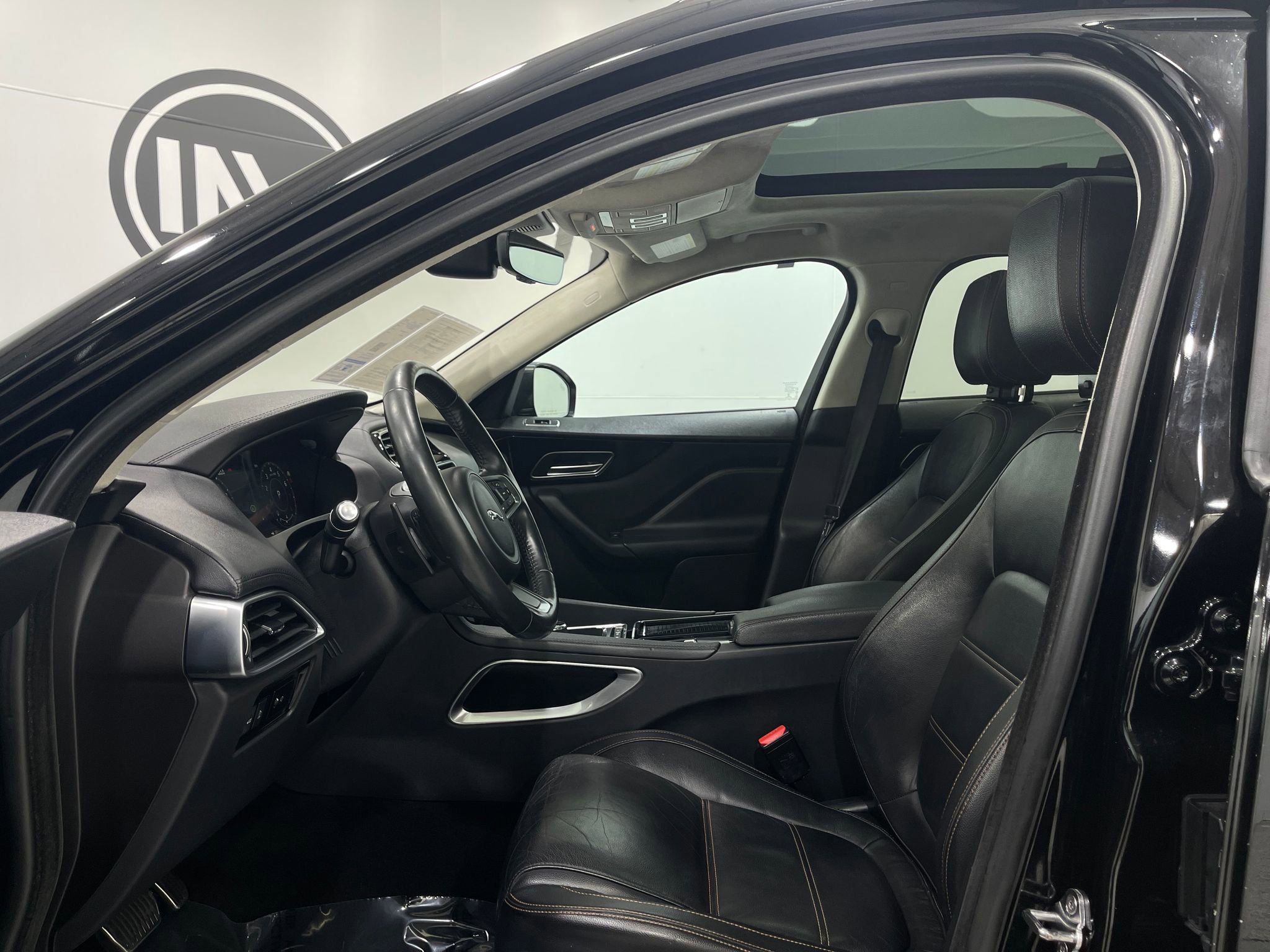 Used 2019 Jaguar F-PACE Prestige image 13