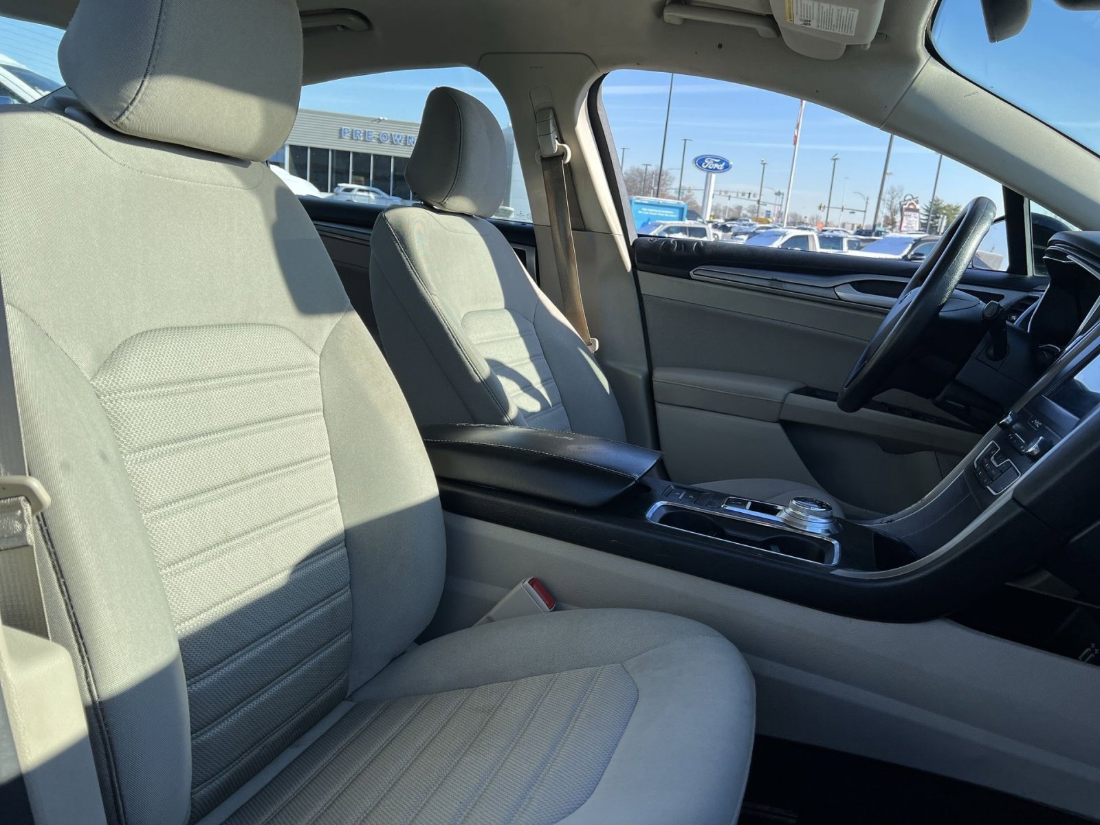 Used 2020 Ford Fusion SE image 25