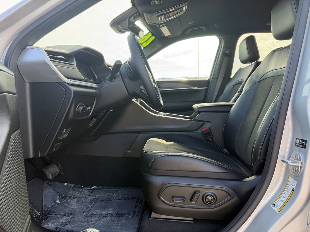 New 2026 Jeep Grand Cherokee Altitude AWD/4WD image 17