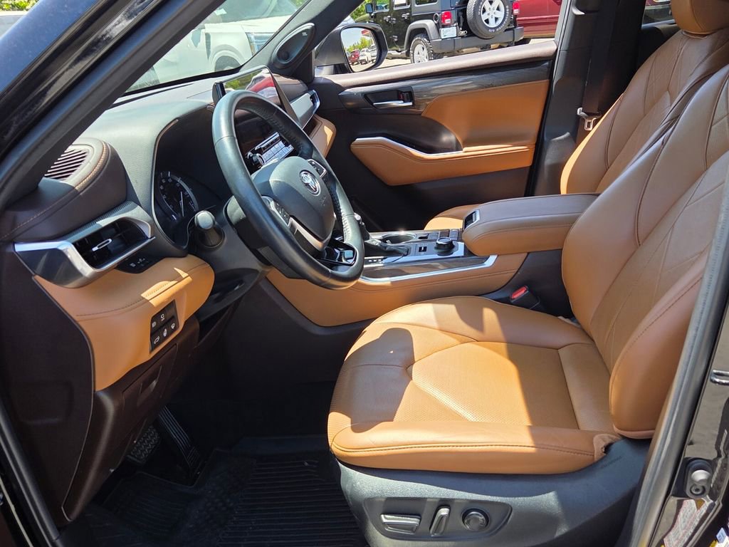 Used 2022 Toyota Highlander Platinum AWD/4WD image 3