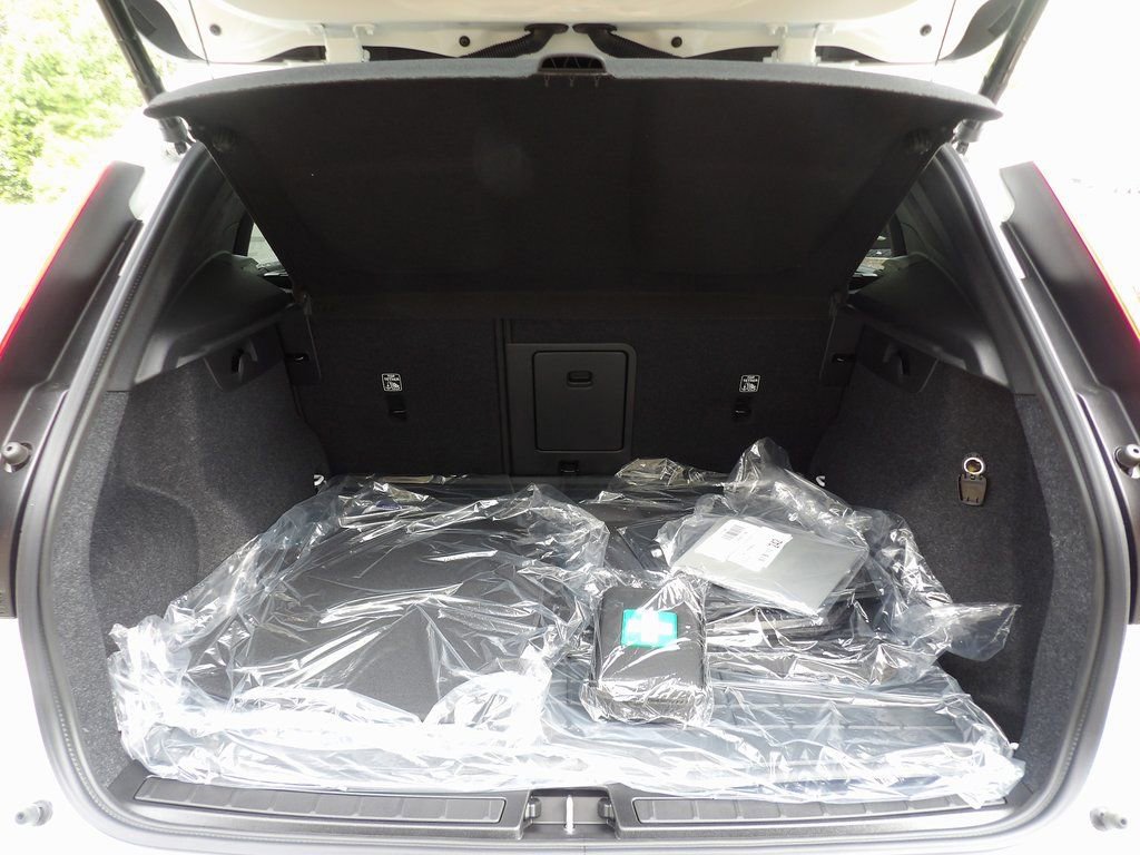 New 2026 Volvo XC40 B5 Plus w/ Protection Package Premier AWD/4WD image 24