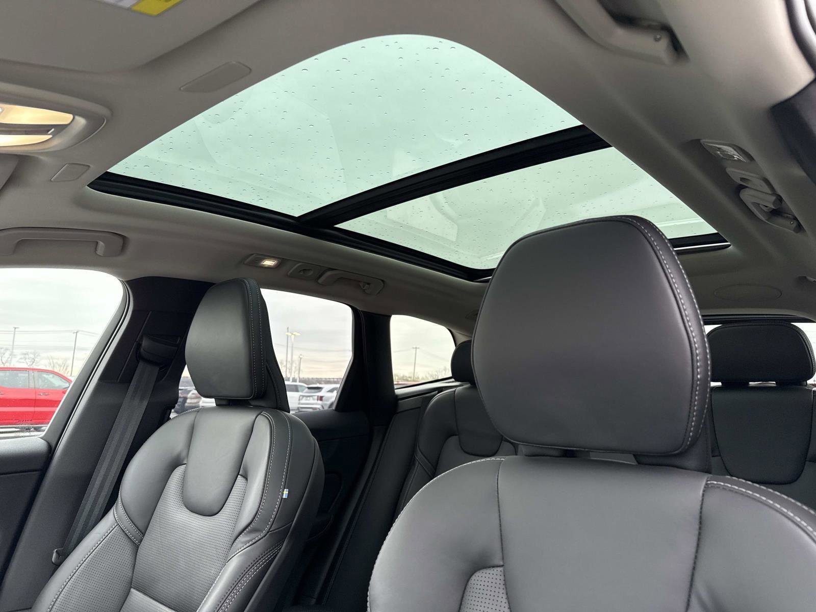 Used 2023 Volvo XC60 B5 Ultimate w/ Climate Package image 3