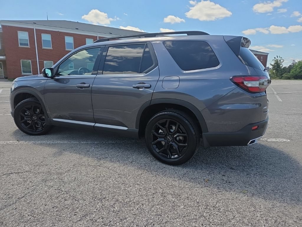 Used 2025 Honda Pilot Touring image 4