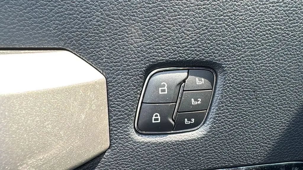 Used 2022 Ford F250 Lariat w/ Black Appearance Package AWD/4WD image 13