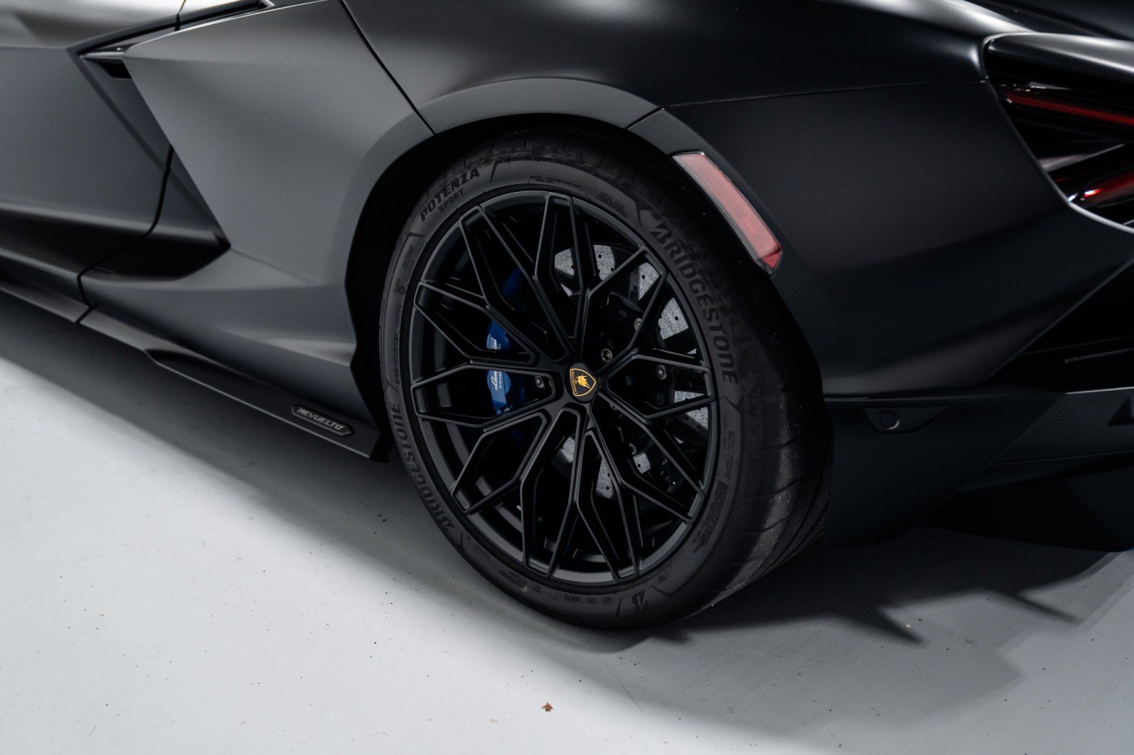 Used 2025 Lamborghini Revuelto image 28