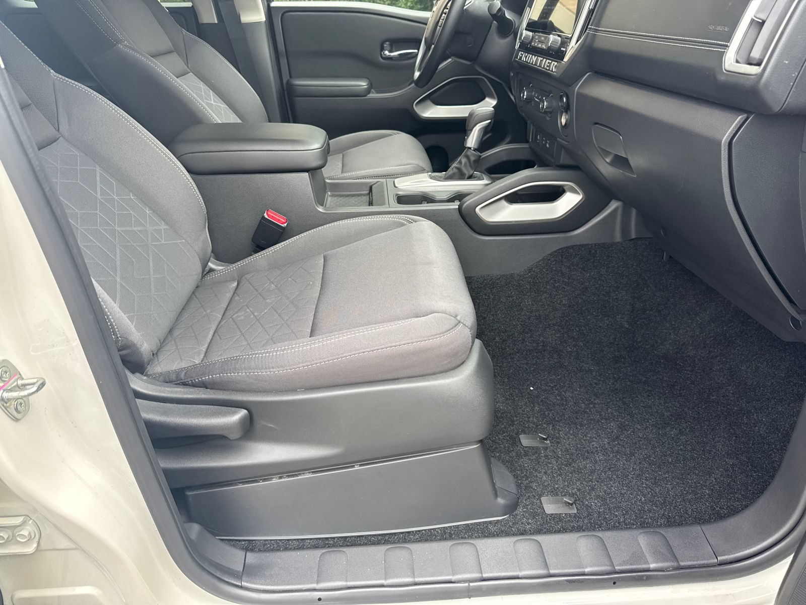 Used 2025 Nissan Frontier SV w/ Tow Package RWD image 13