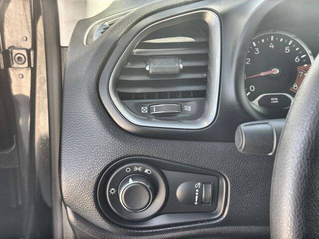 Used 2023 Jeep Renegade Latitude AWD/4WD image 17