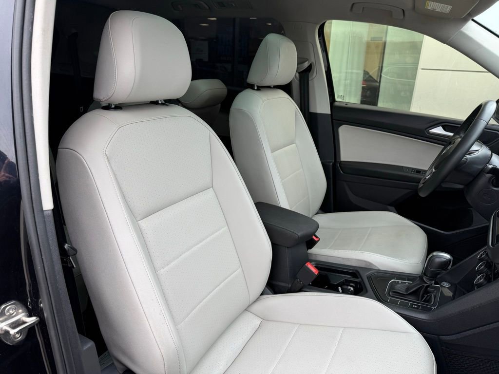 Used 2020 Volkswagen Tiguan SE w/ Panoramic Sunroof Package image 29