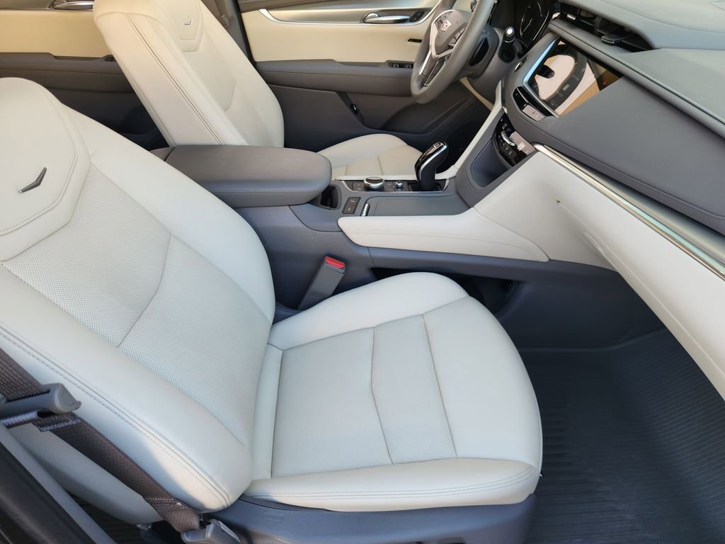 Used 2021 Cadillac XT5 Premium Luxury w/ LPO, Floor Liner Package FWD image 14